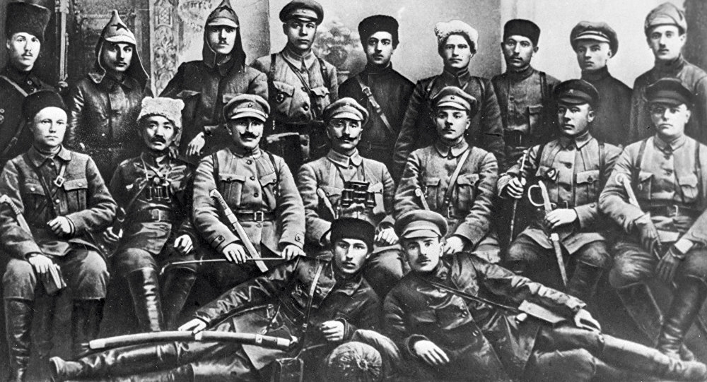 А это тоже красные командиры, среди которых Ворошилов и Буденный. Все в хромовых сапогах, кожаных куртах и новеньких мундирах