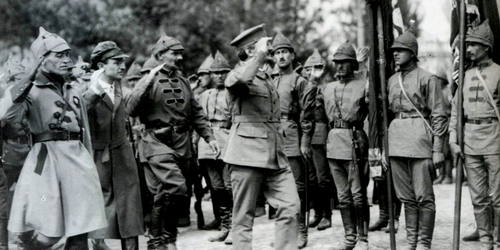 Военный министр Троцкий инспектирует войска. Войска хорошо обмундированы  и вооружены