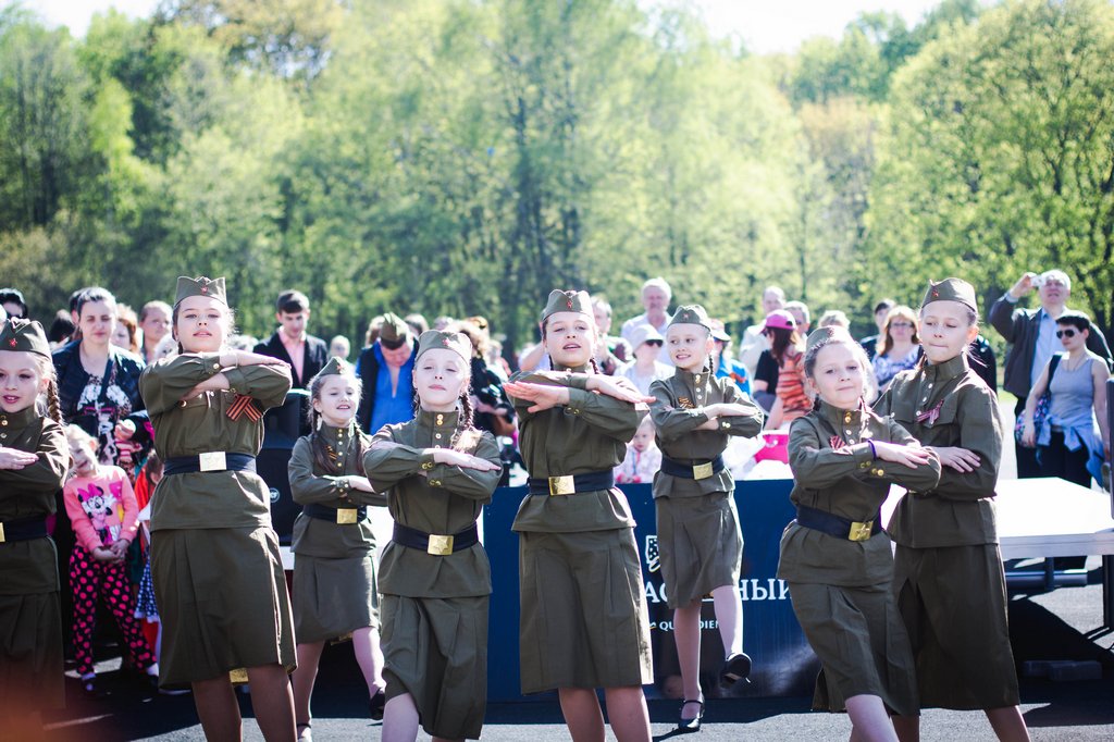 Танцы в военной форме стали приметой Дня Победы