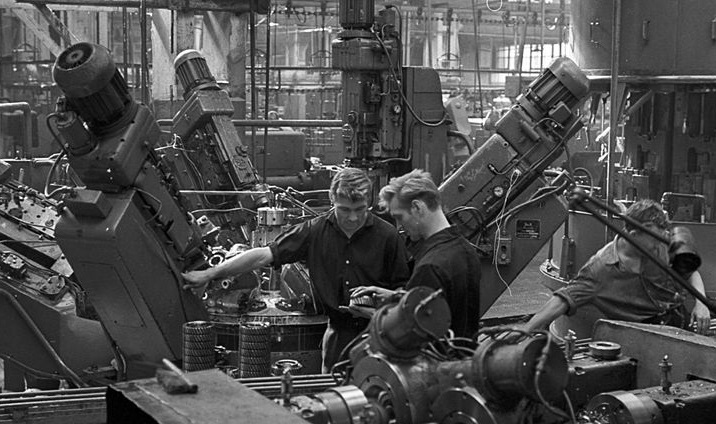 Во второй половине 20 века СССР представляла собой мощную индустриальную державу, которая занимала 2 место в мире по объемам ВВП. В мировом промышленном производстве доля Советского Союза составляла почти 20%.