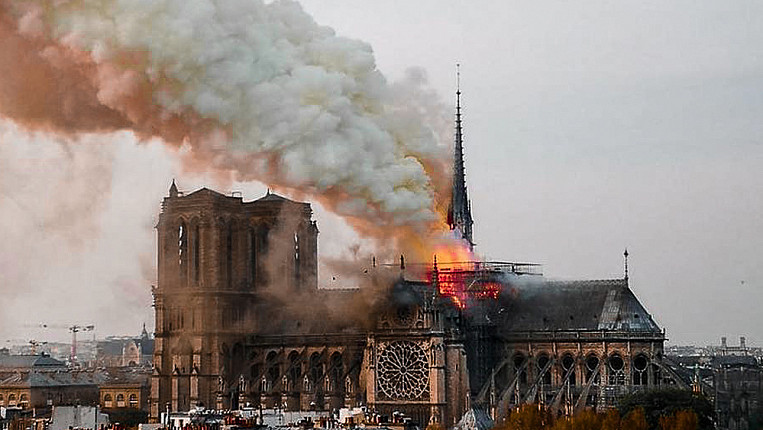 В апреле 2019 года загорелся Собор Парижской Богоматери