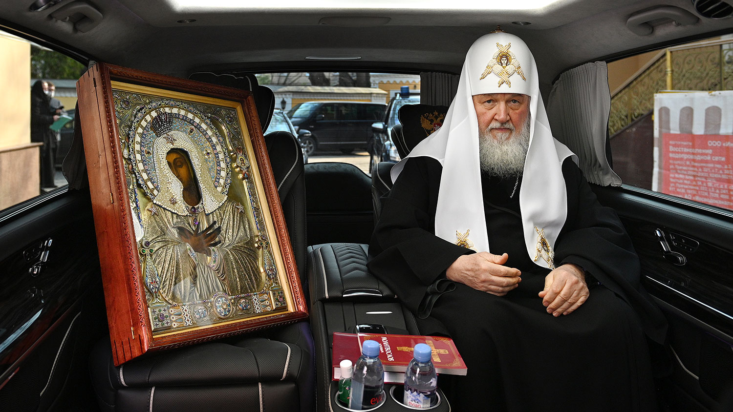 Патриарх Кирилл с иконой объезжает Москву