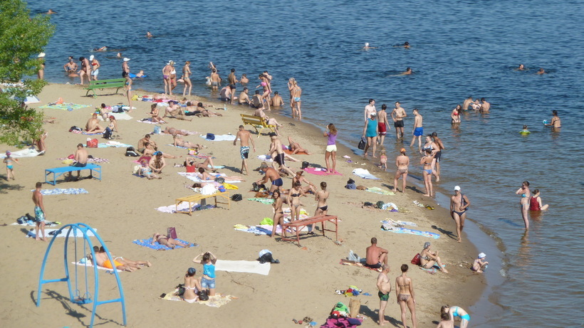 Летом все повалили на пляжи, не дожидаясь окончания пандемии