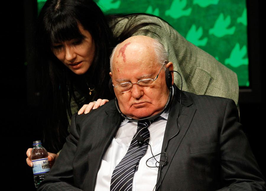 Горбачев в зале судебного заседания слушает обвинительный приговор