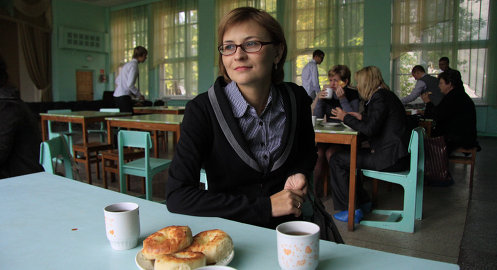 Знаменитое фото. Людмила Бокова в своей родной школе, но почему-то не в окружении любимых учеников. Она сама по себе, они сами по себе