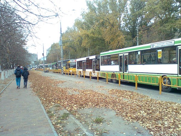 Эти автобусы стоят из-за работы Саратовского филиала ВОТГК, они тоже несут колоссальные убытки. Кто им их вернет?