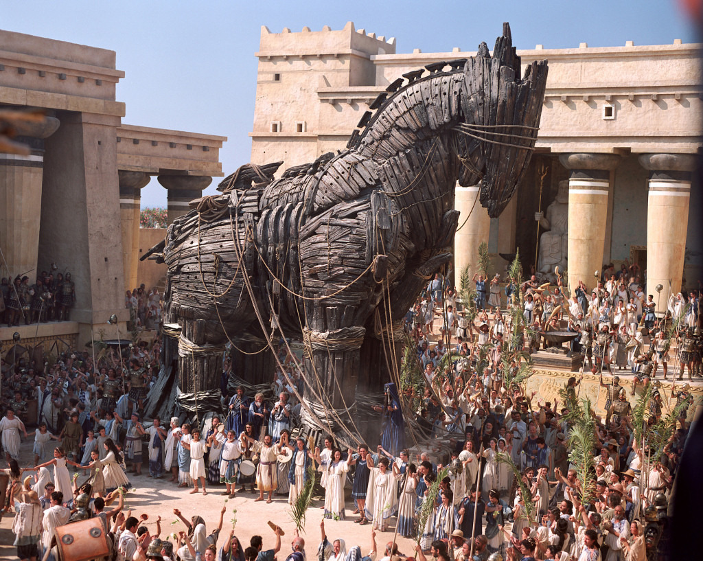 А ведь Лаокоон предупреждал сограждан не вводить Троянского коня в город
