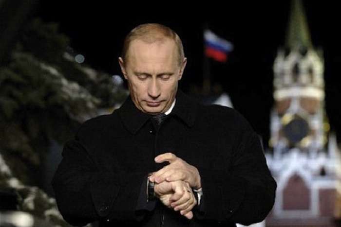 "Переведи часы вперед!" Под таким лозунгом проходила кампания по выборам президента Путина на первый срок