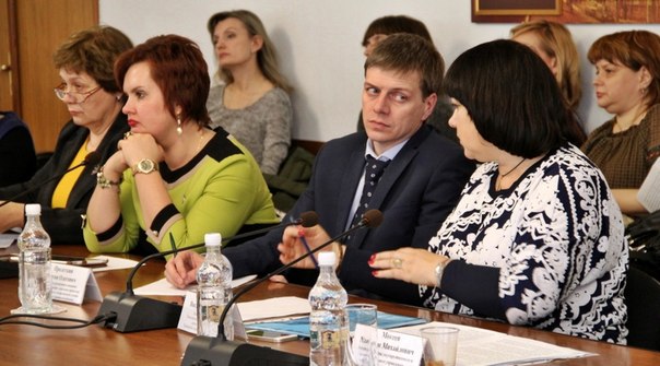 В правительстве Радаева они отвечают за кадры. Вторая слева Олеся Горячева, третий слева Антон Пролеткин