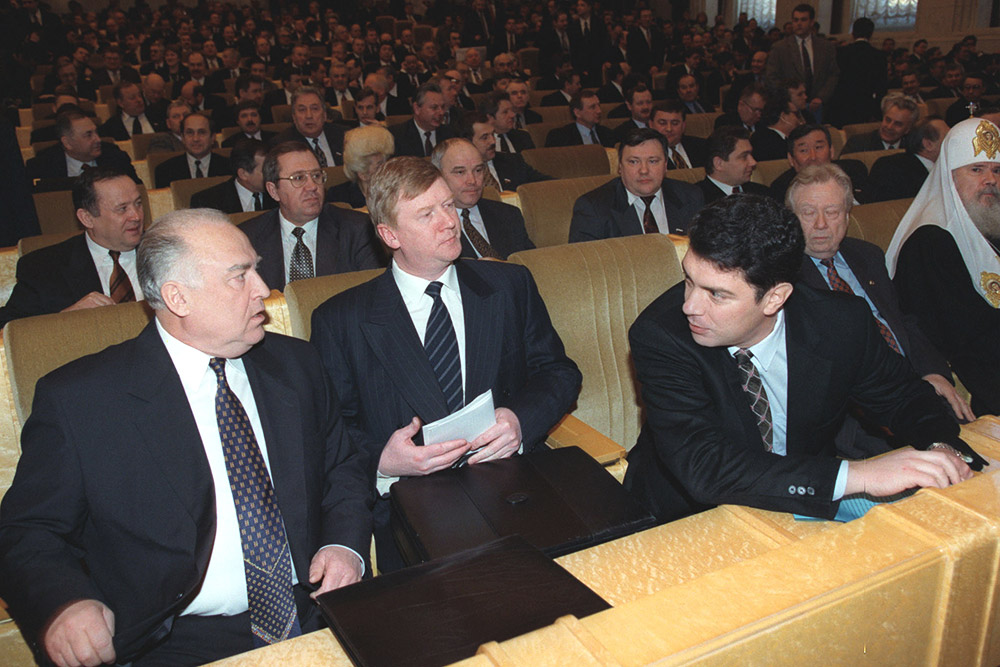Младореворматоры и патриархи. На заднем фоне губернатор Саратовской области Дмитрий Аяцков