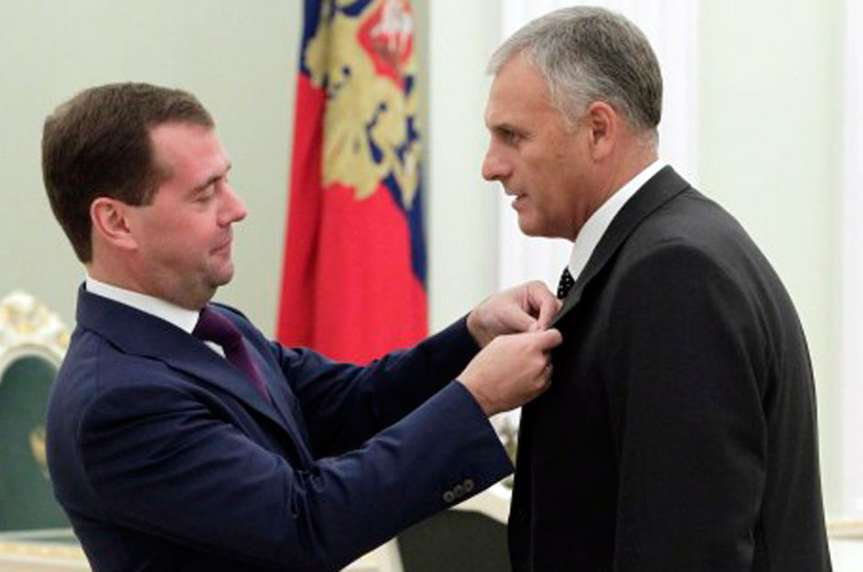 Александр Хорошавин награжден двумя государственными наградами &mdash; Орденом Почета и «За заслуги перед Отечеством» II степени.