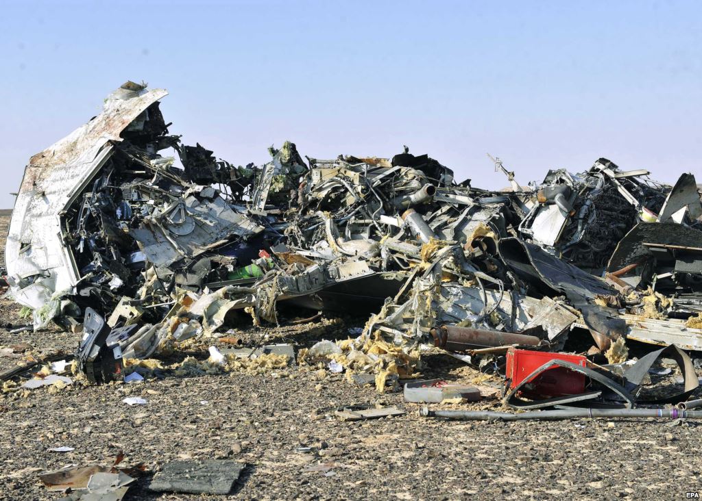 Груды металла показывают, что самолет не распался в воздухе, а упал на землю