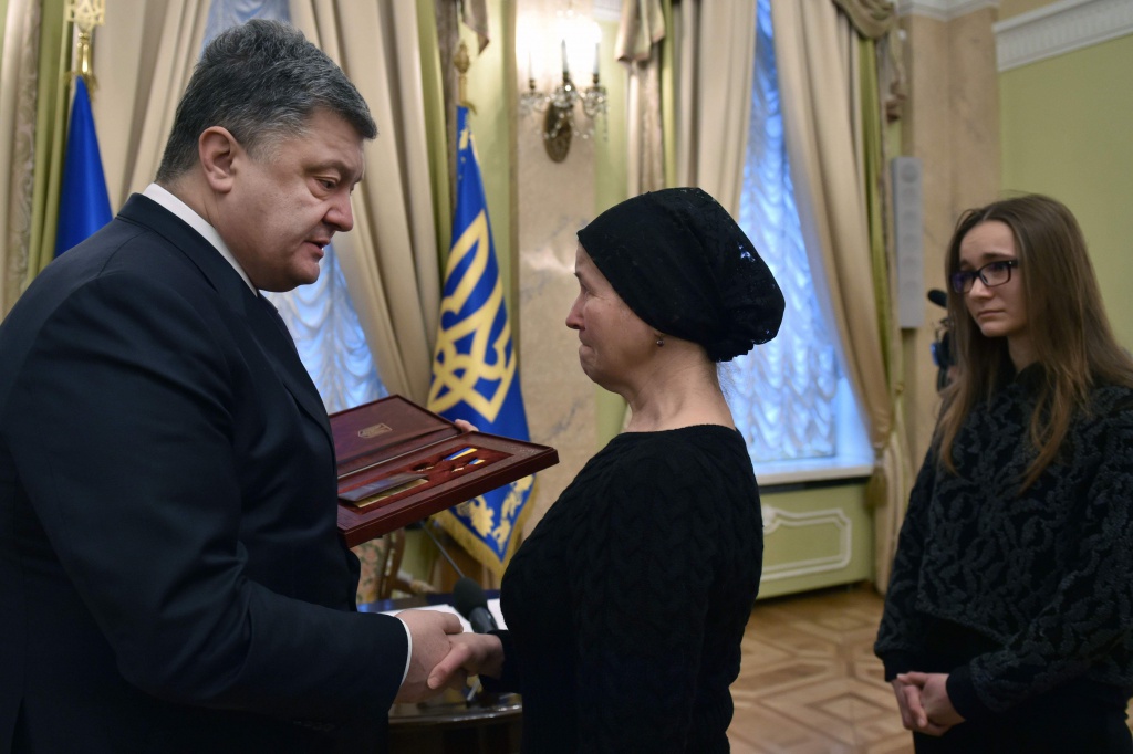 Петр Порошенко вручает награды героям Майдана. Их подвиг вскоре будет забыт...