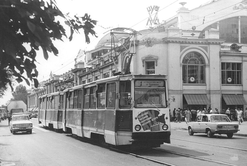 Эти трамваи ходили еще во времена СССР. И ходят до сих пор, но уже порядком устали...