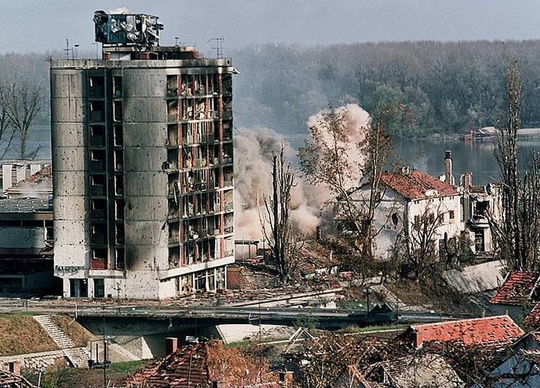 Никого не опасаясь, бомбить Югославию
