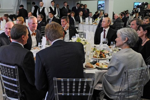 Слева от Путина генерал Флинн. Платиновая блондинка на переднем плане Джилл Стайн  --  Американская партия зеленых. Затылки двух товарищей, сидящих слева от нее вам хорошо известны