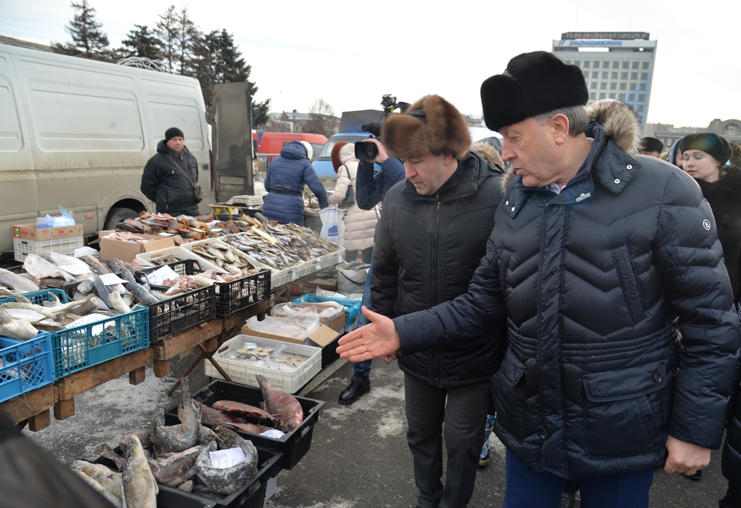 Валерий Радаев проверяет ярмарку выходного дня на Театральной  площади, но его уже давно не видели на рынке на Топольчанской. Его рынке
