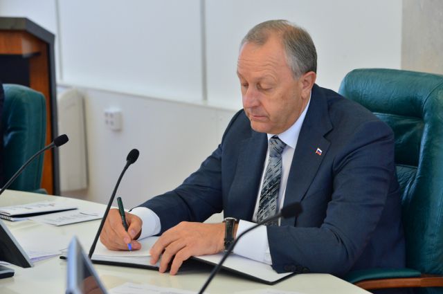 Саратовский губернатор работает со статистическими данными