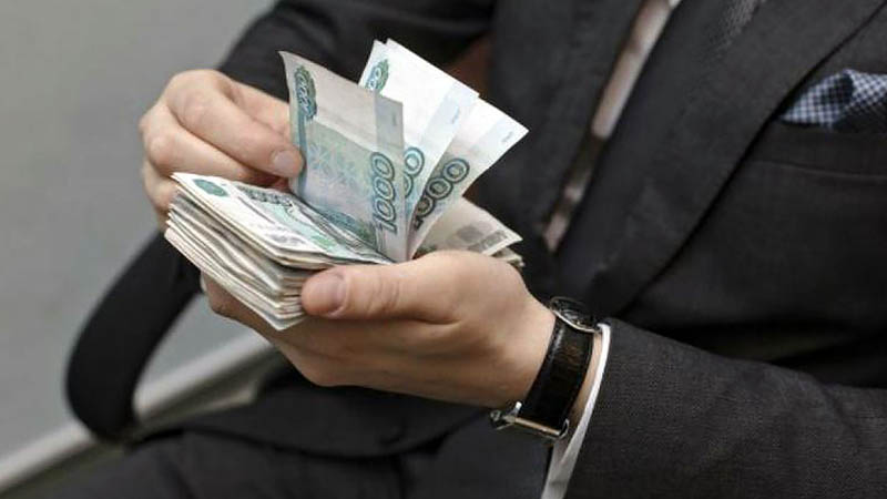 От своей зарплаты в 300 тысяч рублей в месяц саратовский губернатор решил отрезать 30 тысяч