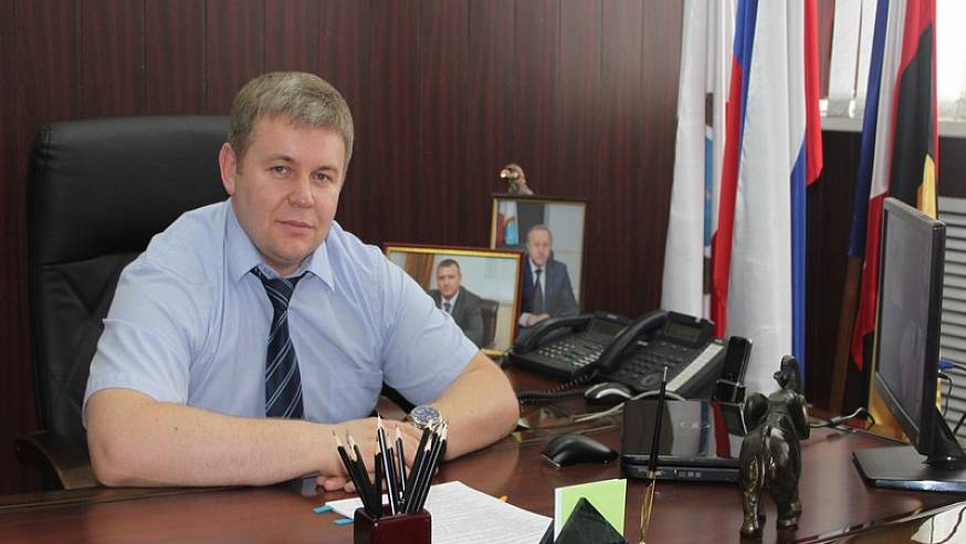 Обратите внимание на фото кумиров Сергея Рякова, которые стоят у него на рабочем столе 