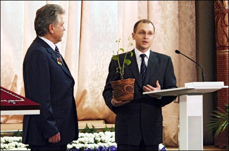 Сергей Кириенко поздравляет Павла Ипатова с вступлением в должность губернатора Саратовской области