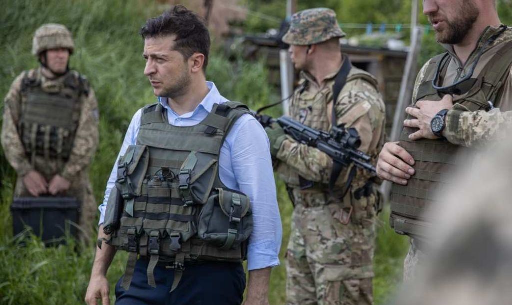 Президент Украины уговаривает солдат "партии войны"