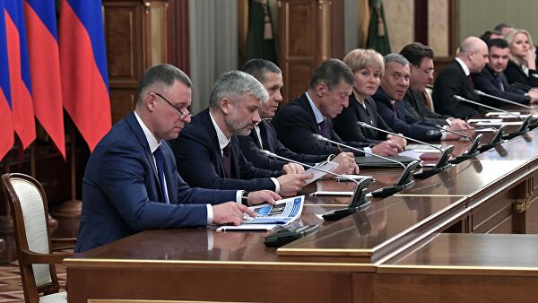 Медведевские министры узнают об отставке правительства