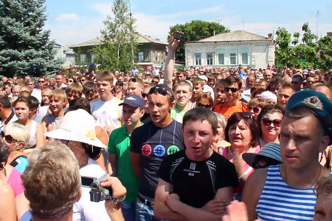Июль 2013 года. Разбушевавшуюся толпу в Пугачеве успокаивал вице-губернатор Денис Фадеев