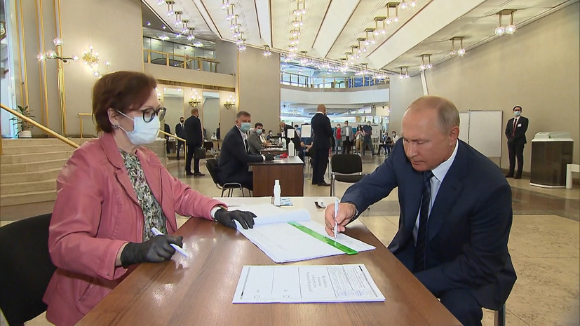 Многие спрашивают почему Владимир Владимирович без маски и без перчаток? А он ли это? 
