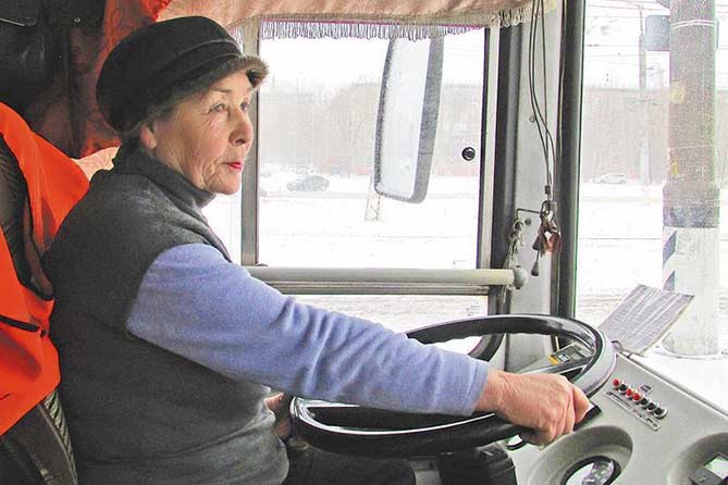 Пассажиры троллейбуса, которым управляет нищий и измученный водитель, сильно рискуют