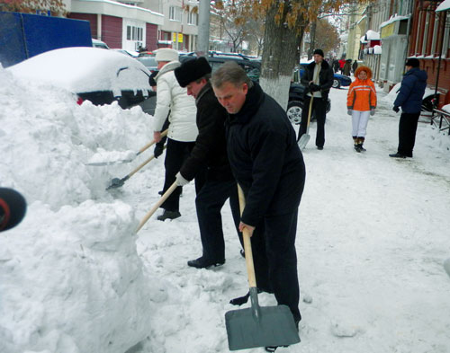 Зима 2010 года сити-менеджер Вячеслав Сомов вышел на улицы Саратова с лопатой. Этим только и запоминился