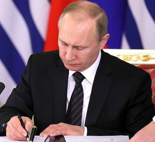 Владимир Путин подписал поправки в законы об оскорблении власти