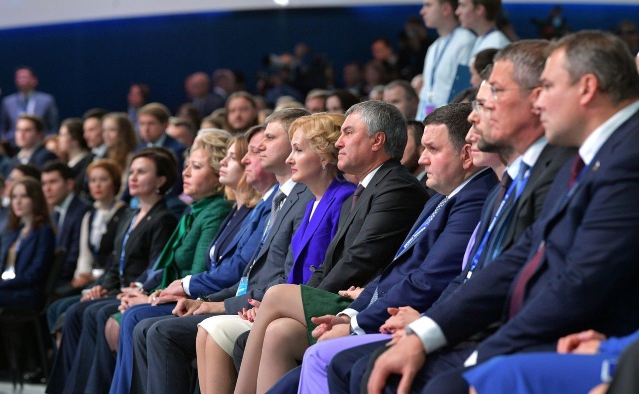 А здесь Ольги Юрьевны почти не видно. Зато в ряду каких людей она сидит, как равная!