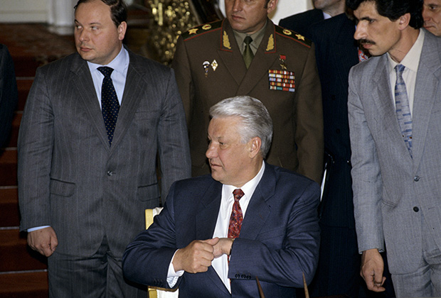 Борис Ельцин подписал Указ N 810 "О мерах по укреплению дисциплины в системе государственной службы" в июне 1996 года