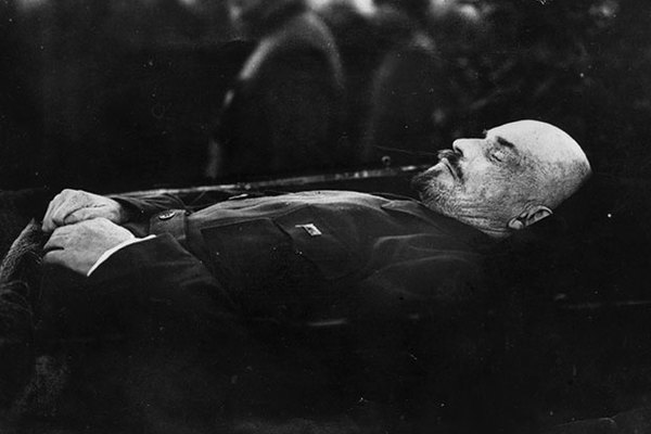 Несмотря на то, что Владимир Ильич умер, он до сих пор живее всех живых