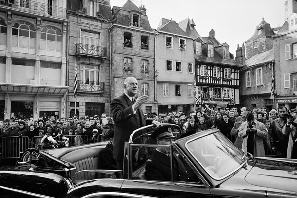 В октябре 1958 года референдумом страны была принята следующая Конституция, усиливающая полномочия президента, который теперь избирался всенародно сроком на 5 лет (с 1962 года по 2000 год – на 7 лет). В ноябре месяце президент Коти подписал Конституцию, что означало переход к Пятой Республике. Шарль де Голль был выбран ее первым президентом