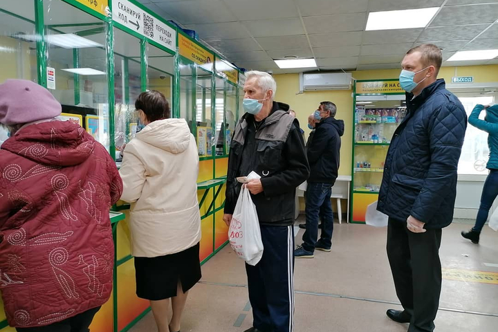 Новый председатель правительства Роман Бусаргин пошел по аптекам проверять наличие лекарств. Пошел без свиты, без помоганцев, порученцев, министров. Зачем?